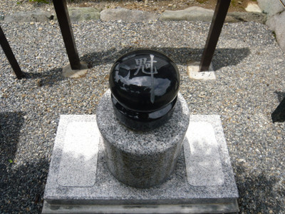 八幡御堂雨のおもかる石